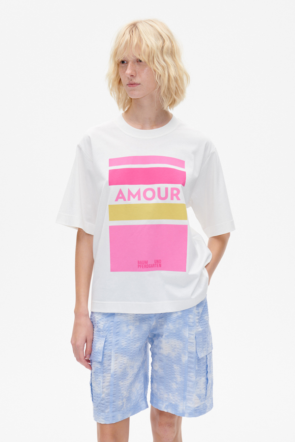 Jilli T-shirt Bright White Amour An oversized, classic crew-neck t-shirt with a dropped-shoulder silhouette - model image