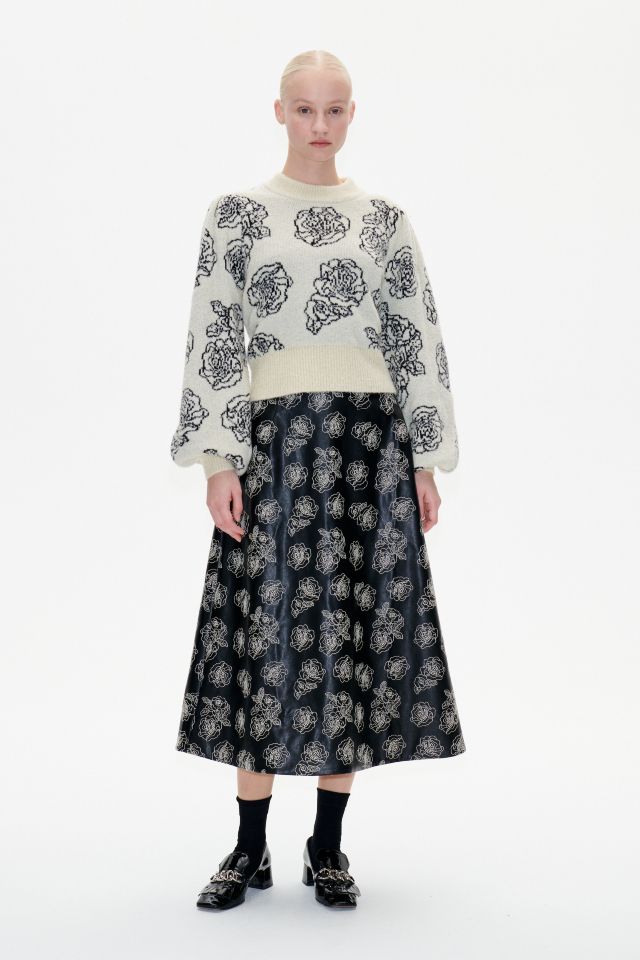 Shari Skirt Black Stitch Flower This midi-length, A-line skirt features pockets at the sides, a zip closure in the back, and a full lining - model image